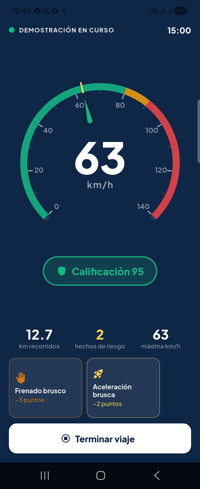 Aplicación móvil de Fleet mostrando el tacómetro durante el recorrido con la calificación en vivo