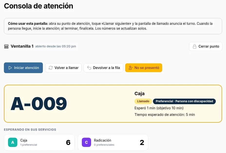 Consola del asesor con el turno A-002 preferencial llamado y los botones para atenderlo